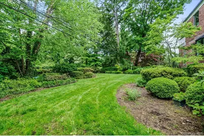 8 Parkside Drive, Great Neck, NY 11021 - Photo 31