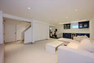 8 Parkside Dr, Great Neck, NY 11021 - Photo 27