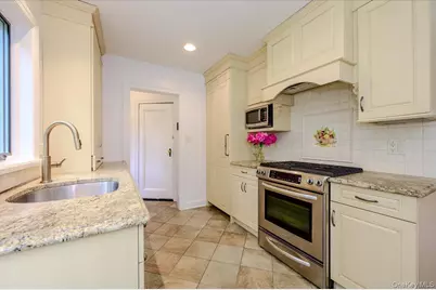 8 Parkside Drive, Great Neck, NY 11021 - Photo 11
