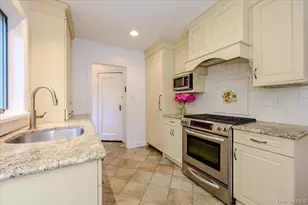 8 Parkside Dr, Great Neck, NY 11021 - Photo 11