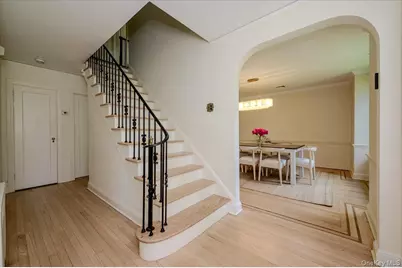 8 Parkside Drive, Great Neck, NY 11021 - Photo 5