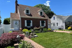 708 Clemons St, Bellmore, NY 11710 - Photo 3
