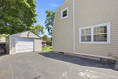 25 Parkdale Drive, North Babylon, NY 11703 - Photo 17
