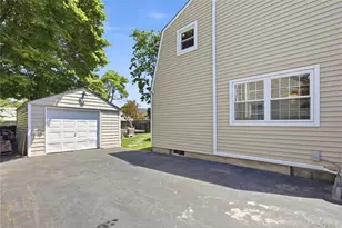25 Parkdale Dr, North Babylon, NY 11703 - Photo 17