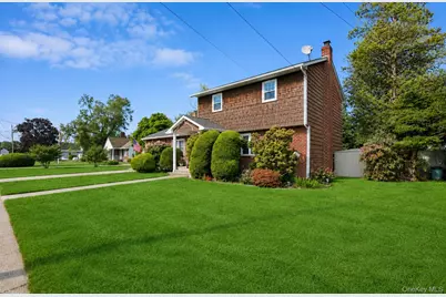 11 Lincoln Court, Copiague, NY 11726 - Photo 1