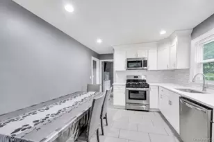 12 Mallar Ave, Bay Shore, NY 11706 - Photo 7