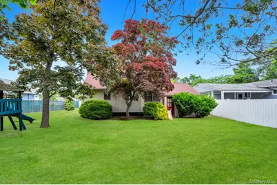 110 Penataquit Avenue, Bay Shore, NY 11706 - Photo 5