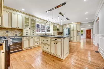 20 Woods Place, Rockville Centre, NY 11570 - Photo 11