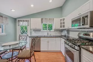 43 Dale Ln, Smithtown, NY 11787 - Photo 3