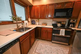 1006 Glen Dr, Franklin Square, NY 11010 - Photo 5