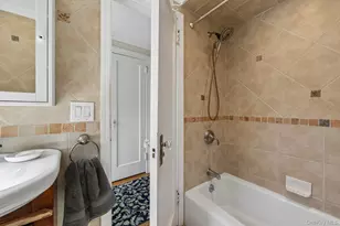 131 Floral Pkwy, Floral Park, NY 11001 - Photo 19