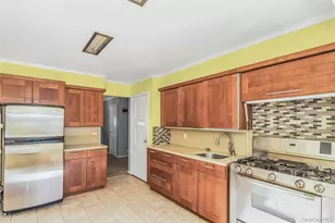 1812 Collins St, Seaford, NY 11783 - Photo 9