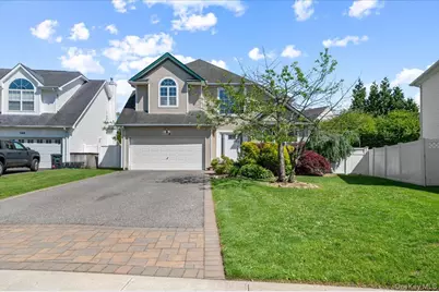 144 Cranberry Court, Melville, NY 11747 - Photo 45