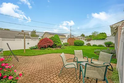 20 Flagstone Lane, Westbury, NY 11590 - Photo 9