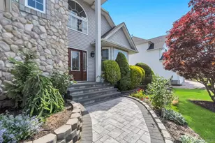 33 Peachtree Ct, Holtsville, NY 11742 - Photo 7