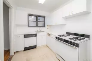 50 Brompton Rd, Great Neck, NY 11021 - Photo 17