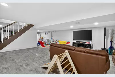 51 Chestnut Street, Westbury, NY 11590 - Photo 33
