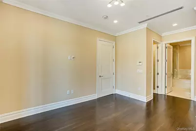 1000 Royal Court #1105, North Hills, NY 11030 - Photo 27