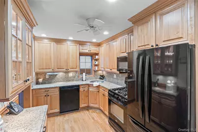 103 Parkview Street, Plainview, NY 11803 - Photo 9