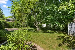 55 Warwick Rd, Great Neck, NY 11023 - Photo 27