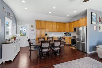 1084 Hyman Avenue, Bay Shore, NY 11706 - Photo 11