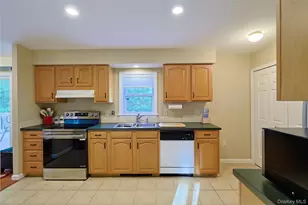 17 Cosmo Dr, Hopewell Junction, NY 12533 - Photo 9