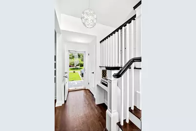 16 Cherrywood Lane, Flower Hill, NY 11050 - Photo 3