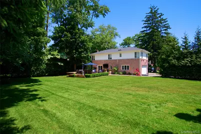 16 Cherrywood Lane, Flower Hill, NY 11050 - Photo 31