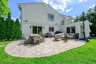 4 Poplar Ct, Great Neck, NY 11024 - Photo 31
