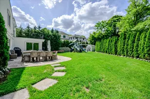 4 Poplar Ct, Great Neck, NY 11024 - Photo 33
