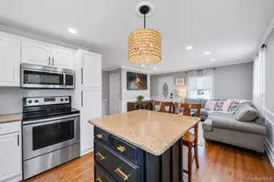 4 Pine St, Holtsville, NY 11742 - Photo 9
