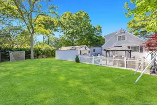 4 Pine St, Holtsville, NY 11742 - Photo 21