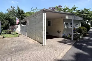 658 Sound Ave, Calverton, NY 11933 - Photo 9