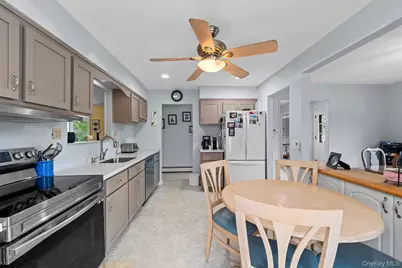 38 Pamlico Avenue, Ronkonkoma, NY 11779 - Photo 9