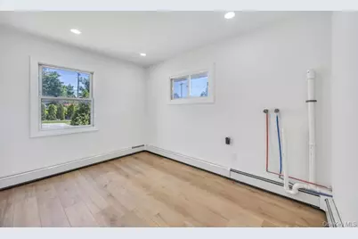 7 Sunrise Lane, Levittown, NY 11756 - Photo 13