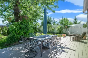 590 S 7th St, Lindenhurst, NY 11757 - Photo 25