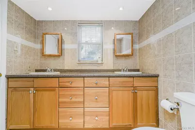 215 Coverly Avenue, New York, NY 10301 - Photo 17