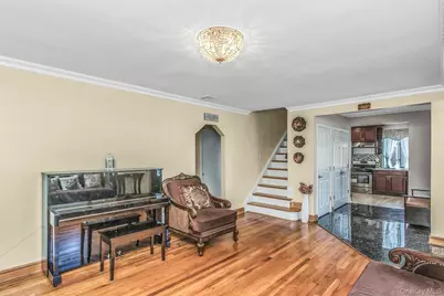 233 Collins Avenue, Williston Park, NY 11596 - Photo 5