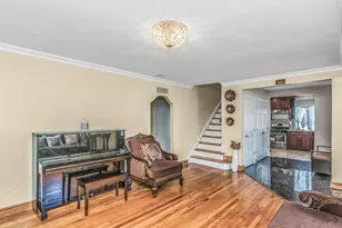 233 Collins Ave, Williston Park, NY 11596 - Photo 5