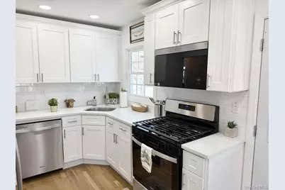 135 Barwick Boulevard, Mineola, NY 11501 - Photo 5