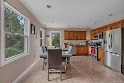 11 Nesaquake Avenue #2nd Fl, Port Washington, NY 11050 - Photo 5