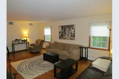 100 Rockywood Road, Manhasset, NY 11030 - Photo 5