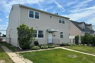 32 Gables Dr, Hicksville, NY 11801 - Photo 3