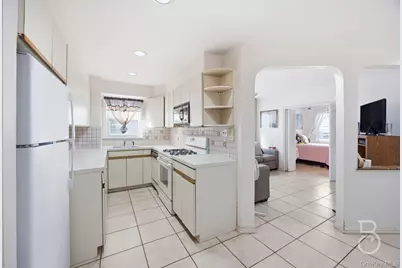 21-08 Ditmars Boulevard, Astoria, NY 11105 - Photo 9