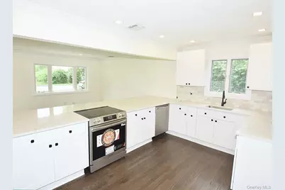 16 Lincoln Drive, Oakdale, NY 11769 - Photo 9