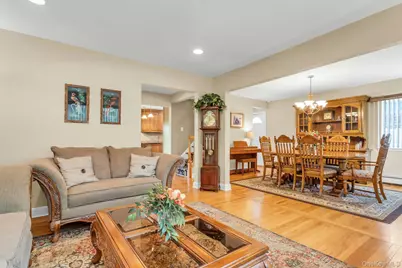 12 Pinewood Lane, New Hyde Park, NY 11040 - Photo 9