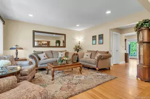 12 Pinewood Ln, New Hyde Park, NY 11040 - Photo 7