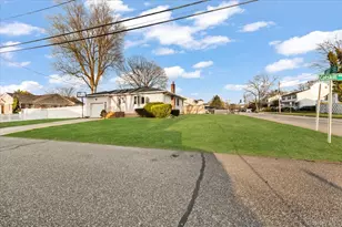 719 Catskill Ave, Lindenhurst, NY 11757 - Photo 35
