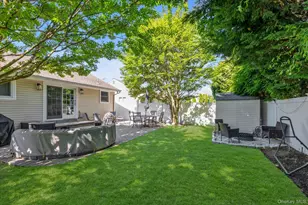 146 St Marks Pl, Massapequa, NY 11758 - Photo 15
