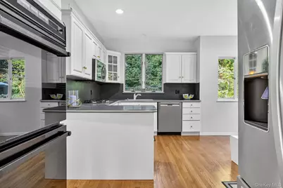 190 Sussex Drive, Manhasset, NY 11030 - Photo 11